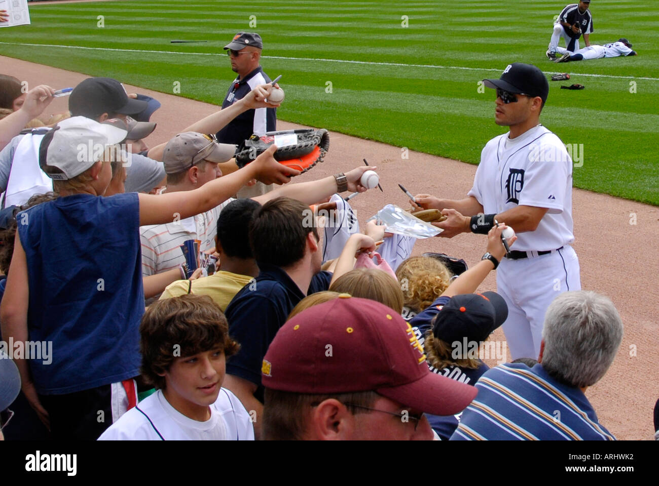 Les joueurs signer des autographes avant d'un Tigre de Detroit de la ligue majeure de baseball professionnel jeu à Comerica Park Detroit Michigan Banque D'Images