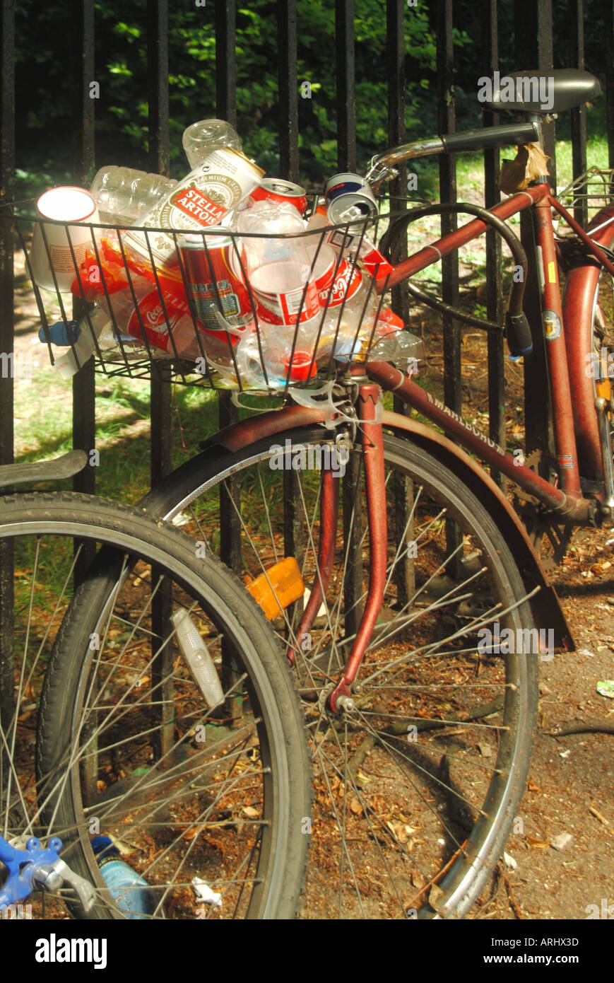 Cambridge University Town close up panier de shopping de cycle garé utilisé comme un bac itter indésirable pour les canettes et les bouteilles d'occasion Cambridgeshire Angleterre Royaume-Uni Banque D'Images