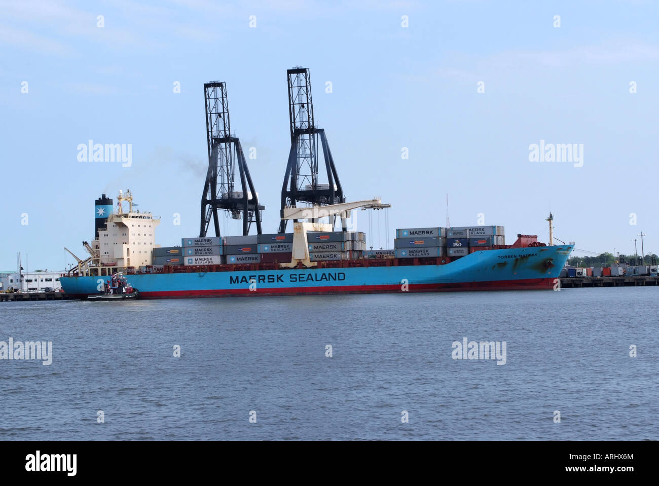 Le porte-conteneurs Maersk Torben fret conteneurisé de déchargement au quai de Norfolk Virginia USA Banque D'Images