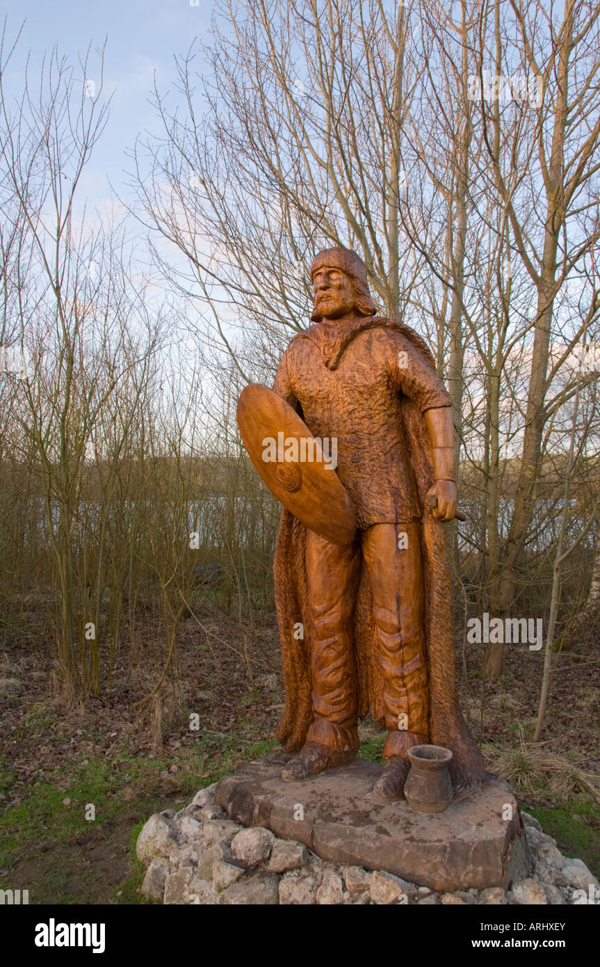 La sculpture sur bois de l'homme de l'âge du bronze à l'eau Carsington Derbyshire England UK Banque D'Images