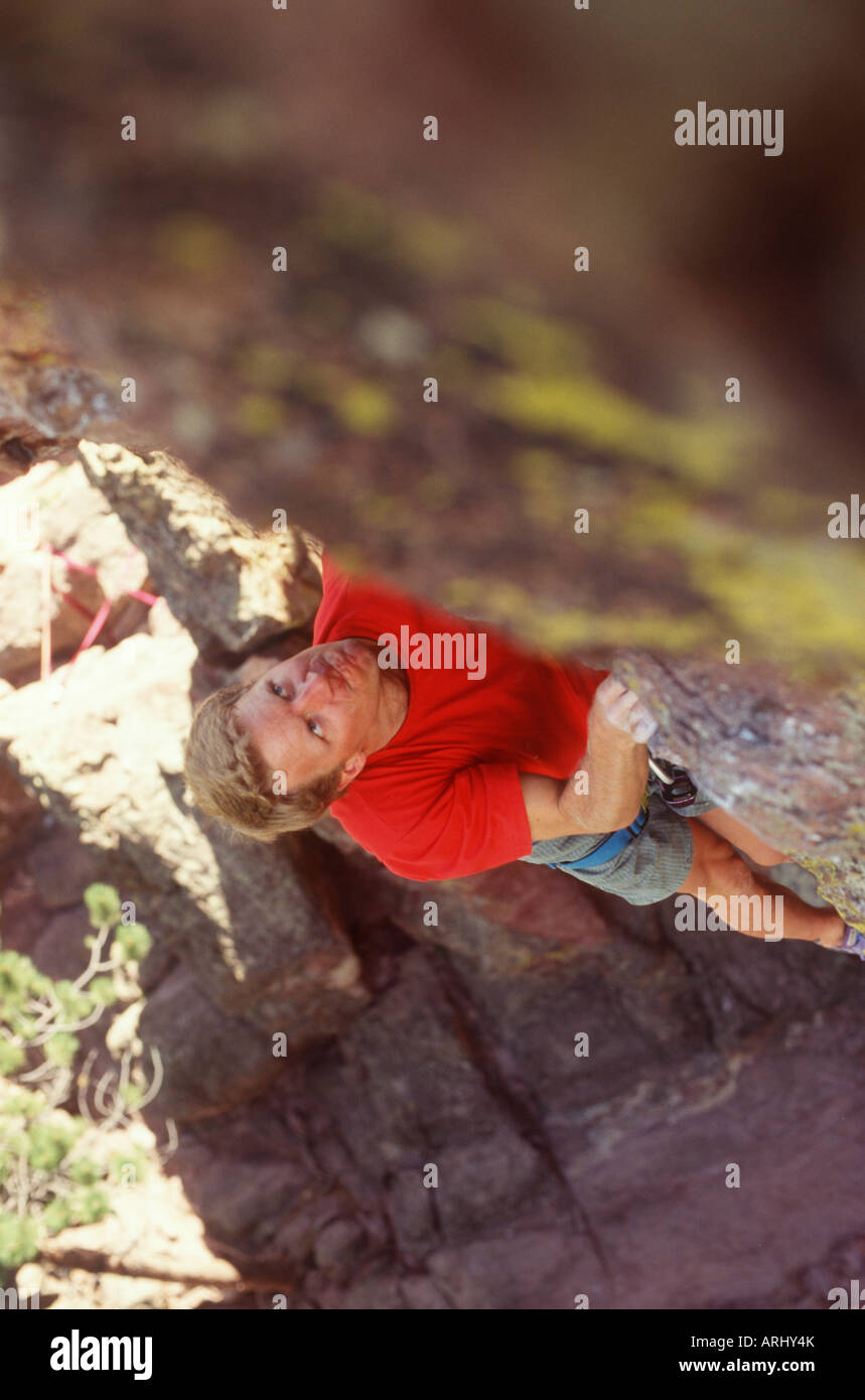 Man climbing rocks Boulder Colorado Banque D'Images