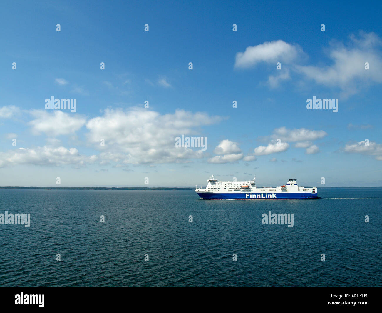 Ferry de la compagnie maritime de la mer Baltique sur Finnlink sur le chemin de la Finlande à la Suède dans l'archipel d'Aland skerries Ahvenan Banque D'Images