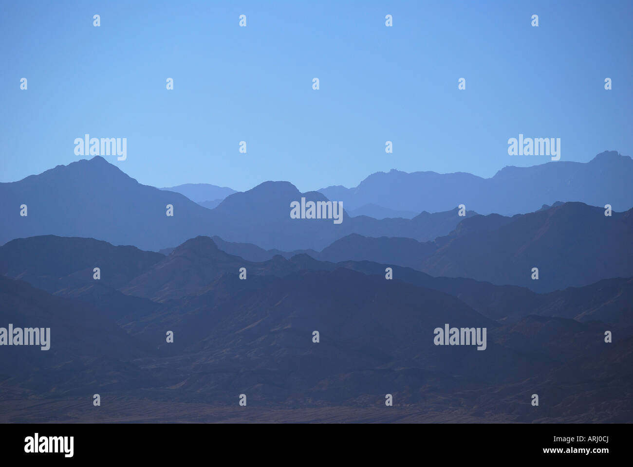 Vue sur les montagnes de l'Arabie saoudite à travers le golfe d'Aqaba, Nuweiba, péninsule du Sinaï, Égypte Banque D'Images