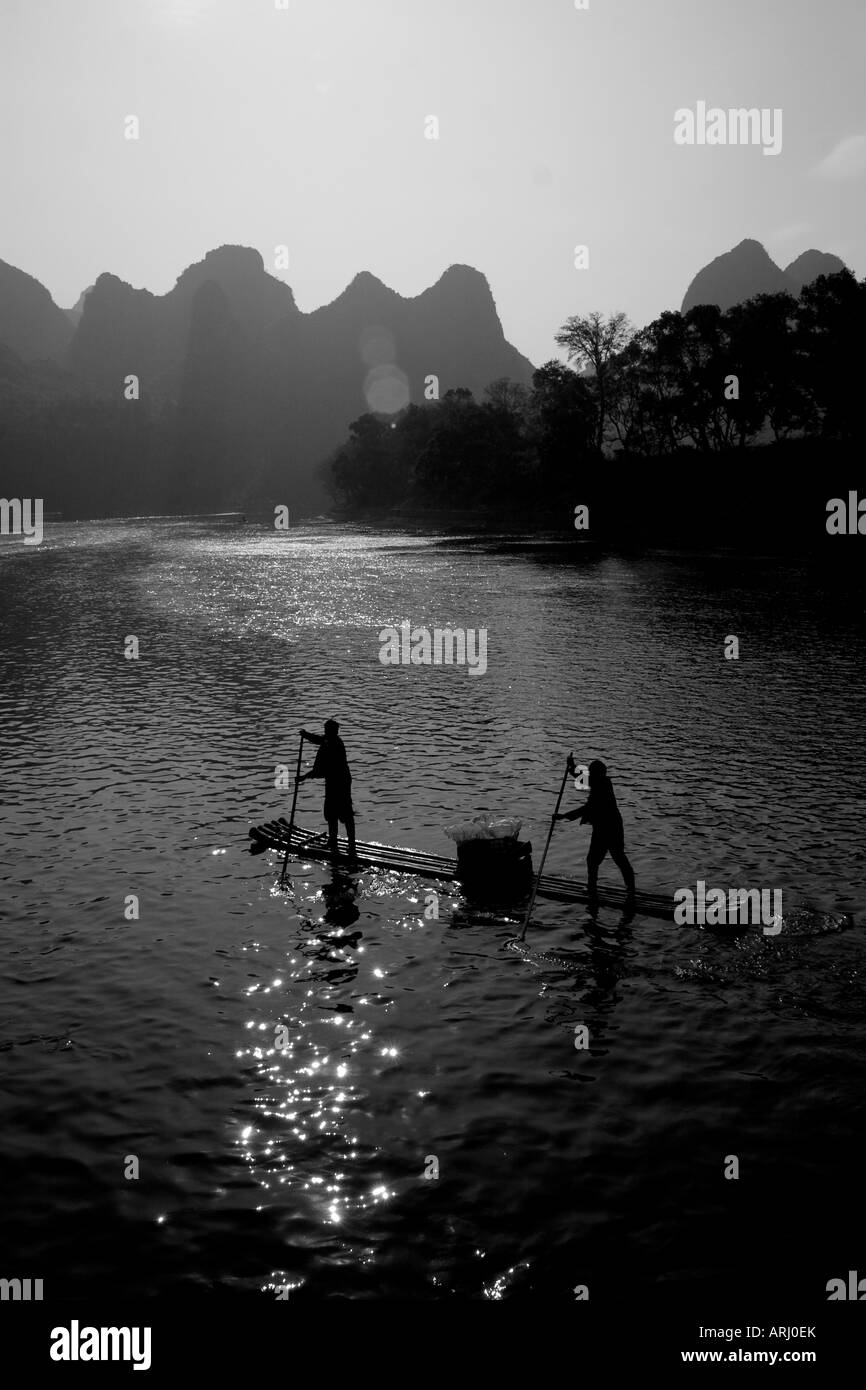 Vendeurs locaux dans la rivière Li, Yangshuo, Chine Banque D'Images