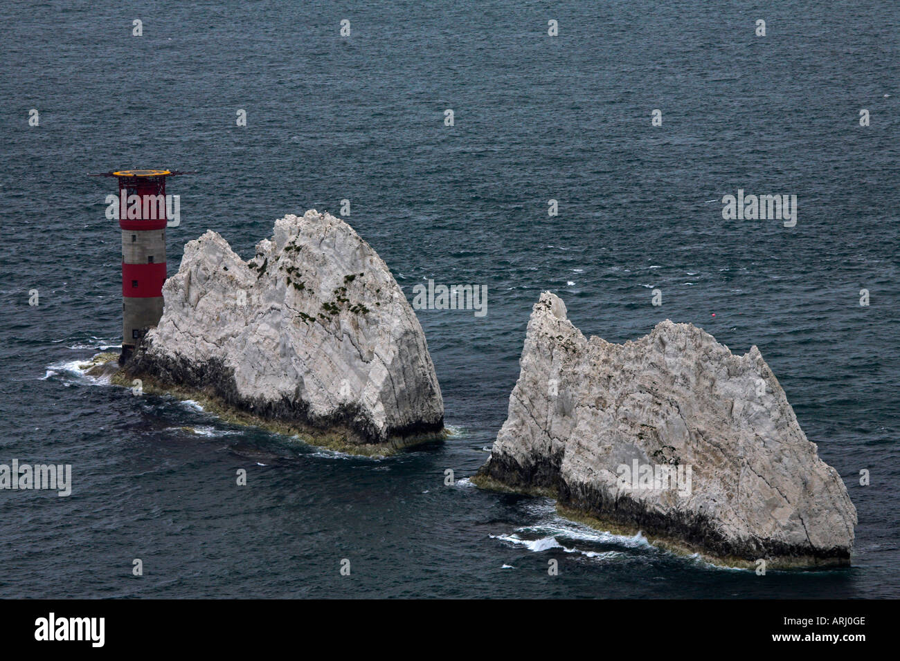 Les aiguilles de près de l'seastacks la craie et le célèbre phare isolé Banque D'Images
