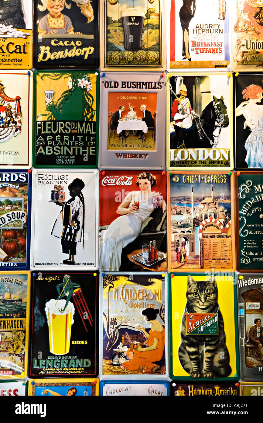 Des reproductions d'anciennes affiches publicitaires Banque D'Images