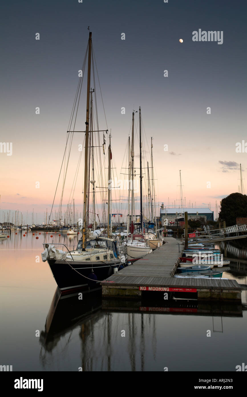 La lune brille sur une paisible soirée au port de Lymington Banque D'Images