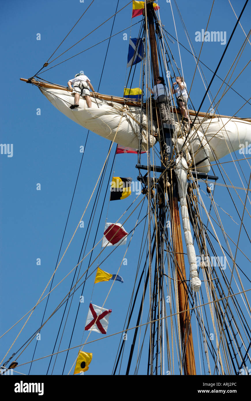 Monter le mât de marins d'un navire à voile à hauteur de maintence et la  réparation de la voile et le mât du navire Photo Stock - Alamy
