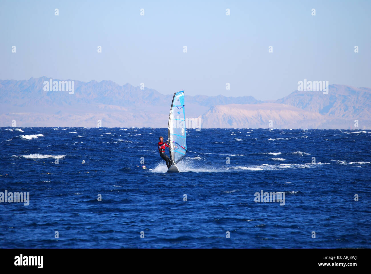 Planche à voile en mer agitée, Dahab, péninsule du Sinaï, Égypte Banque D'Images