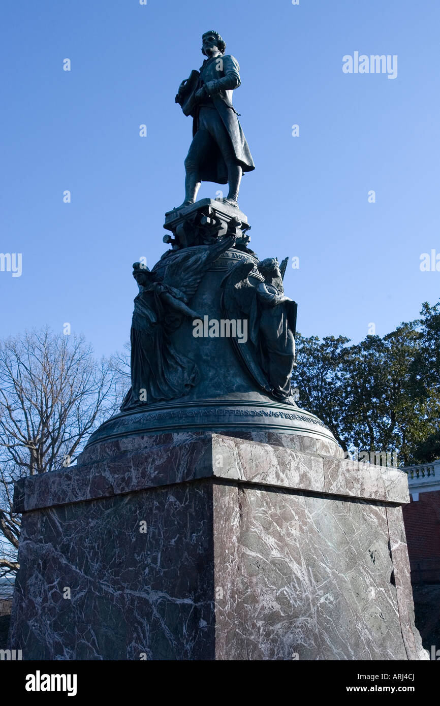 Statue de Thomas Jefferson qui surplombe l'entrée de l'Avenue de l'université à la Rotonde de l'Université de Virginie Banque D'Images
