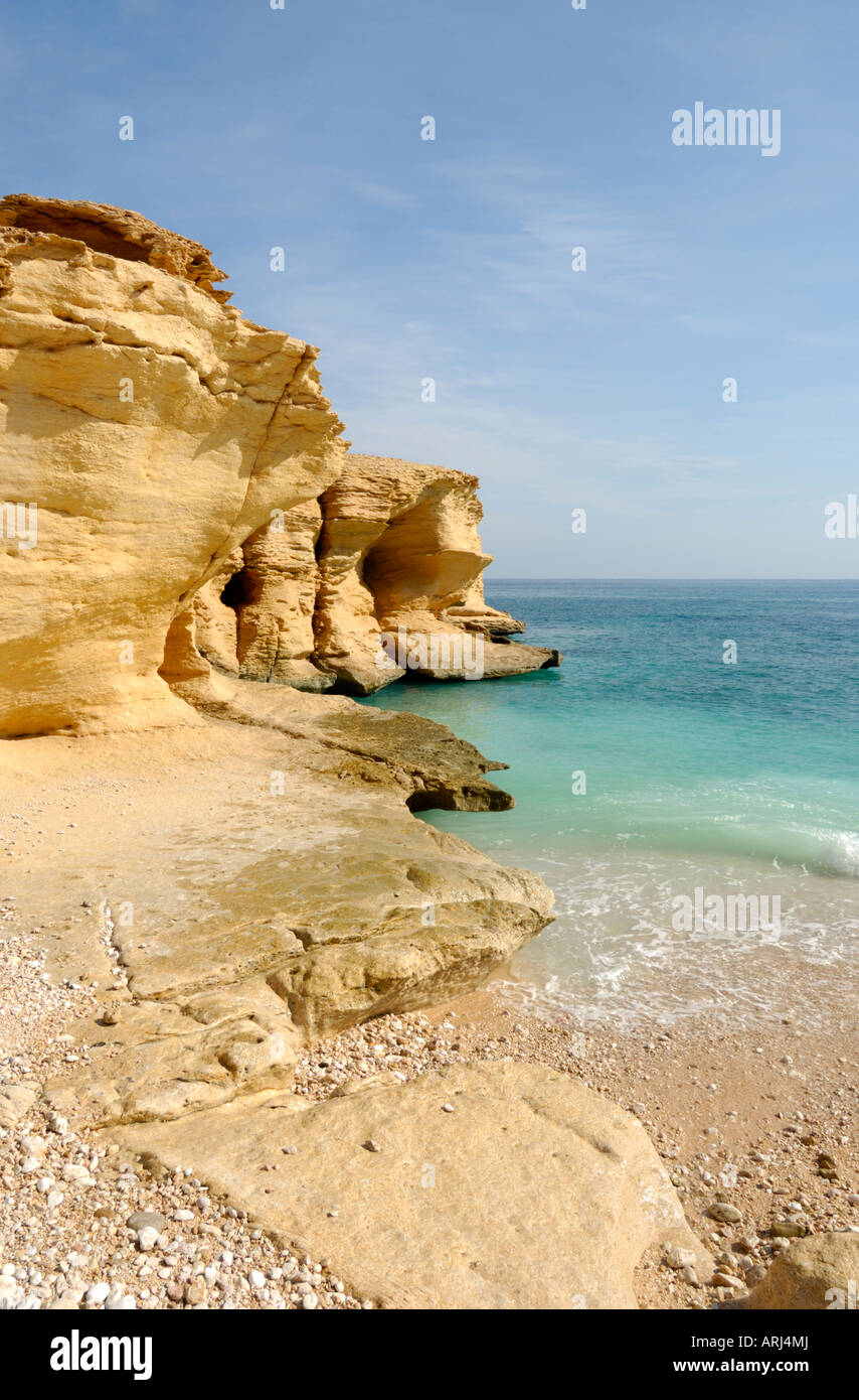 Oman - côte rocheuse de la mer d'Oman Banque D'Images