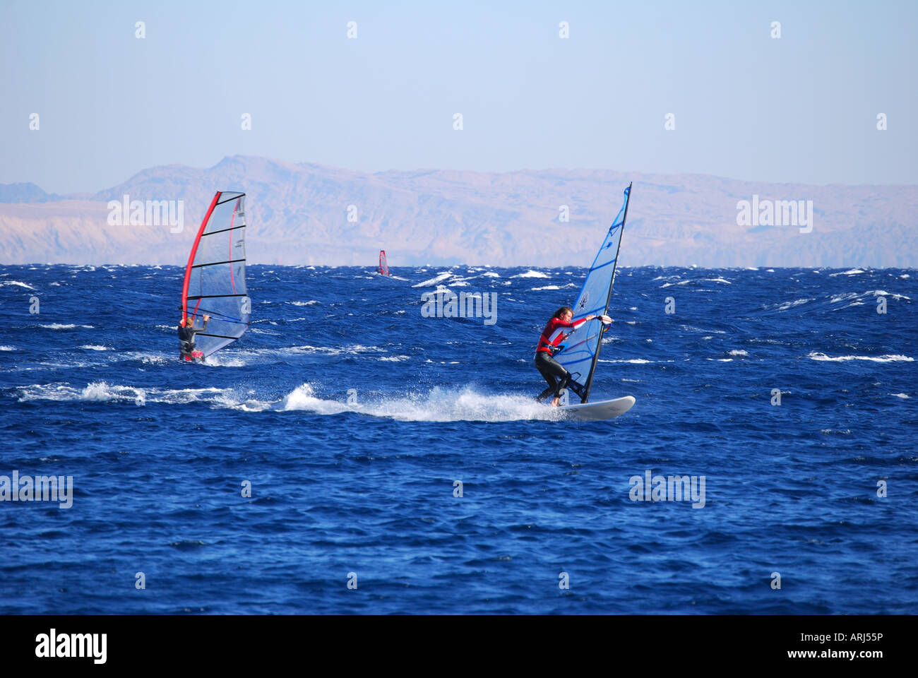 Les véliplanchistes en mer agitée, Dahab, péninsule du Sinaï, Égypte Banque D'Images