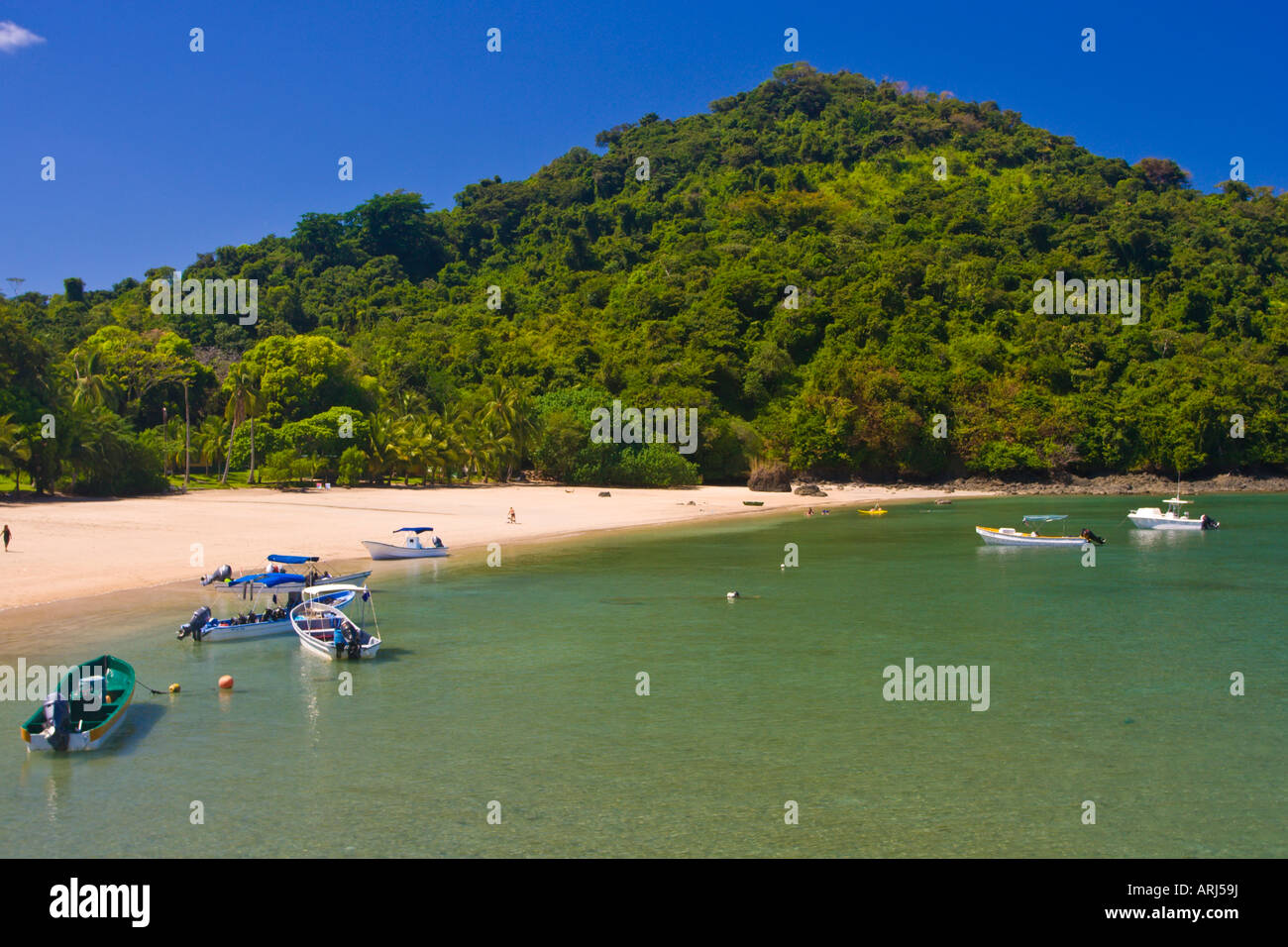 Bateaux de touristes amarré sur la plage, à l'gare rangers Coiba Panama Isla Banque D'Images