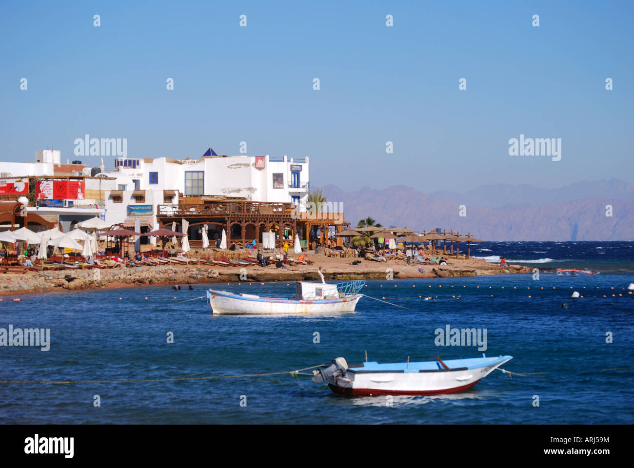 Promenade en bord de mer et, Dahab, péninsule du Sinaï, Égypte Banque D'Images