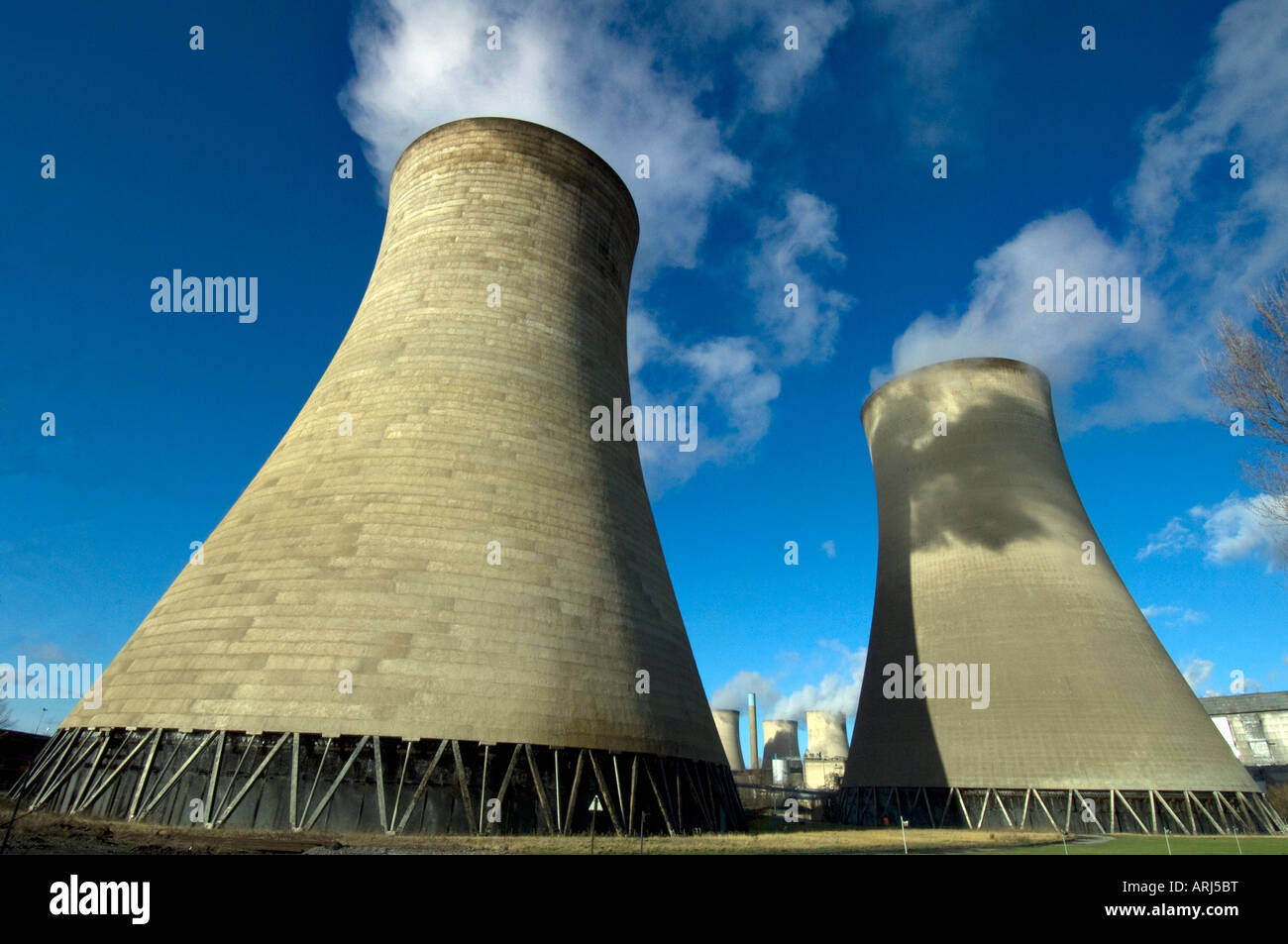 Des nuages de vapeur s'élèvent sur les tours de refroidissement de la turbine à gaz et à charbon centrale électrique Didcot Oxfordshire England UK Banque D'Images