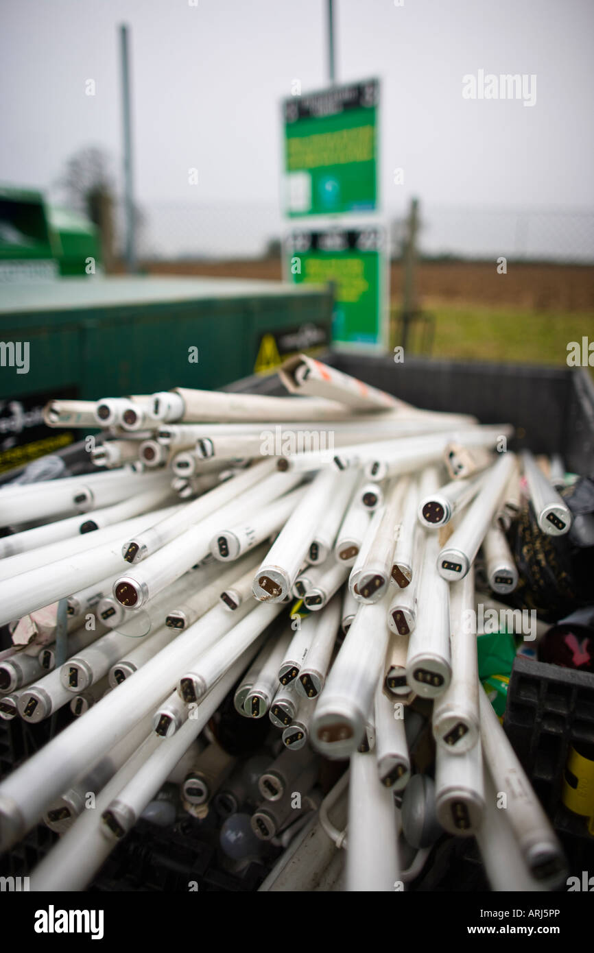 Tubes fluorescents à un centre de recyclage, UK Photo Stock - Alamy