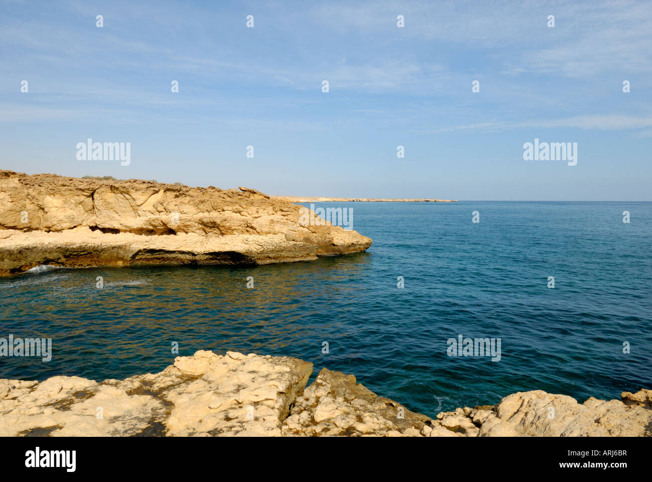 Oman - côte rocheuse de la mer d'Oman Banque D'Images