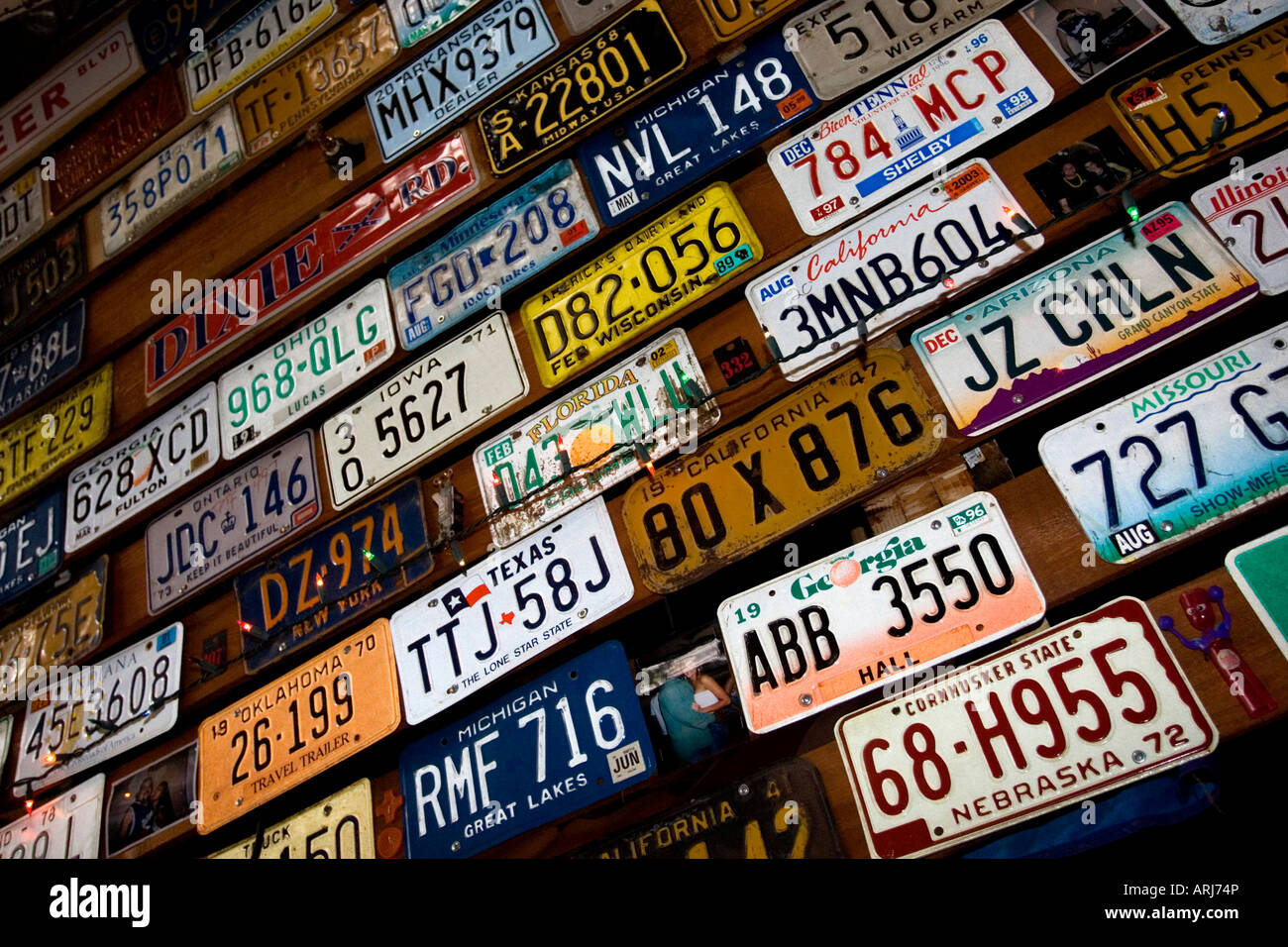 Ancienne licence américaine et plaques d'illustrés couvrant le toit d'un bar à Pasadena, Californie, USA. Banque D'Images