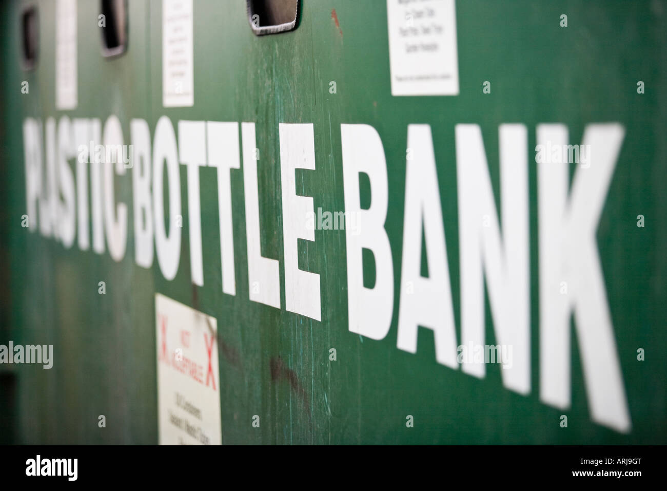 Banque de bouteilles en plastique dans un centre de recyclage, UK Banque D'Images