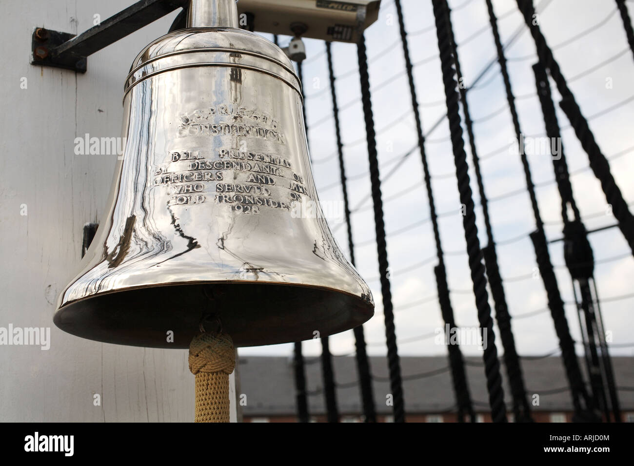 Cloche du navire sur l'U.S.S. Constitution. Charlestown Navy Yard, Charlestown, Boston, Massachusetts, New England, USA Banque D'Images