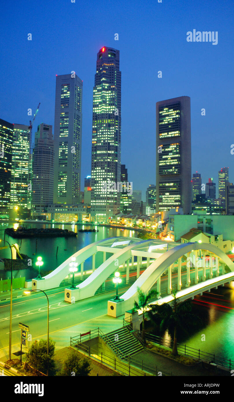 Pont Elgin et les toits du quartier des affaires, Singapour Banque D'Images