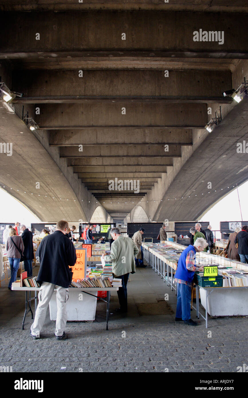 Marché du livre en vertu de Waterloo Bridge, London South Bank Banque D'Images