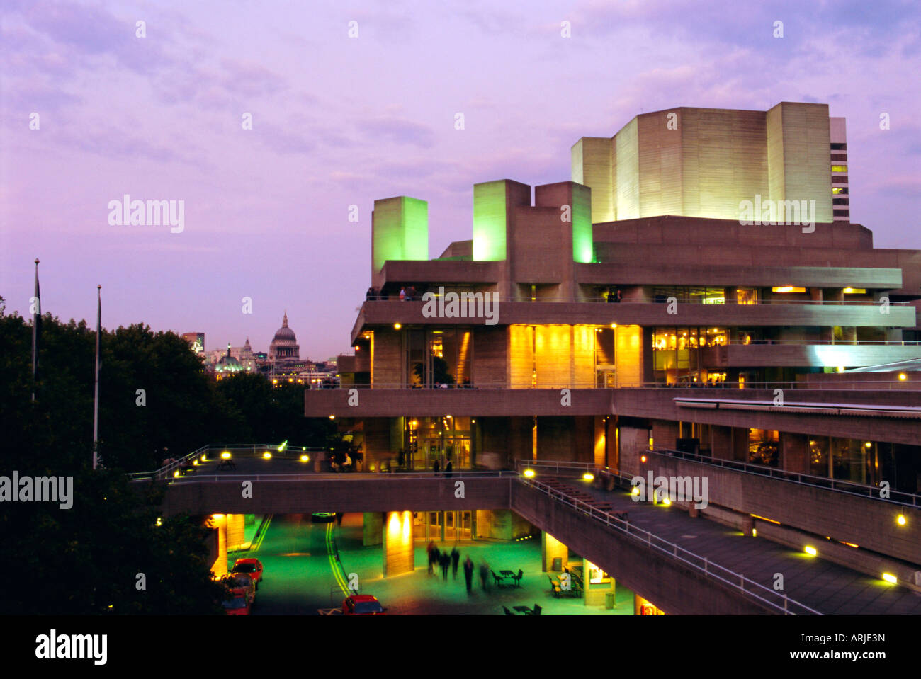 Le Théâtre National dans la soirée, South Bank, Londres, Angleterre, Royaume-Uni Banque D'Images