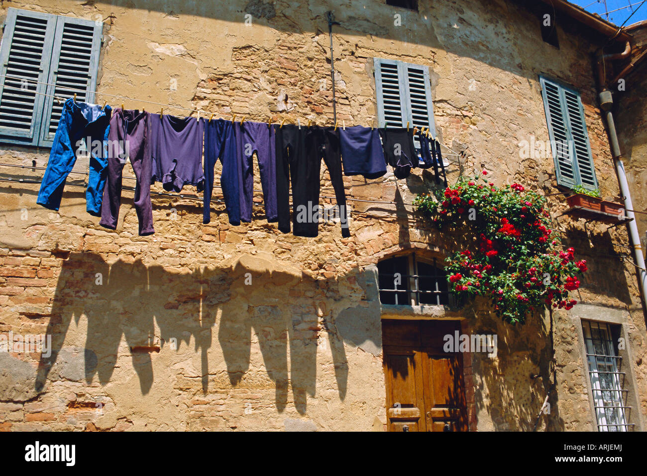 Volterra, Toscane, Italie. Lave-pendaison sur une ligne Banque D'Images