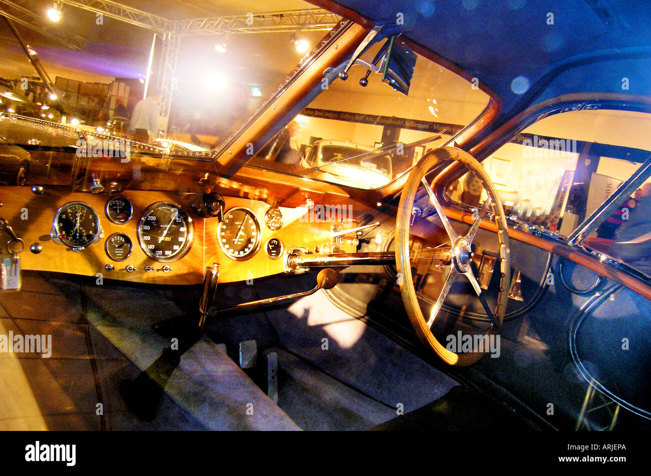 Vue de l'intérieur de l'automobile Bugatti vintage au salon de voitures avec des instruments du tableau de bord et volant Banque D'Images
