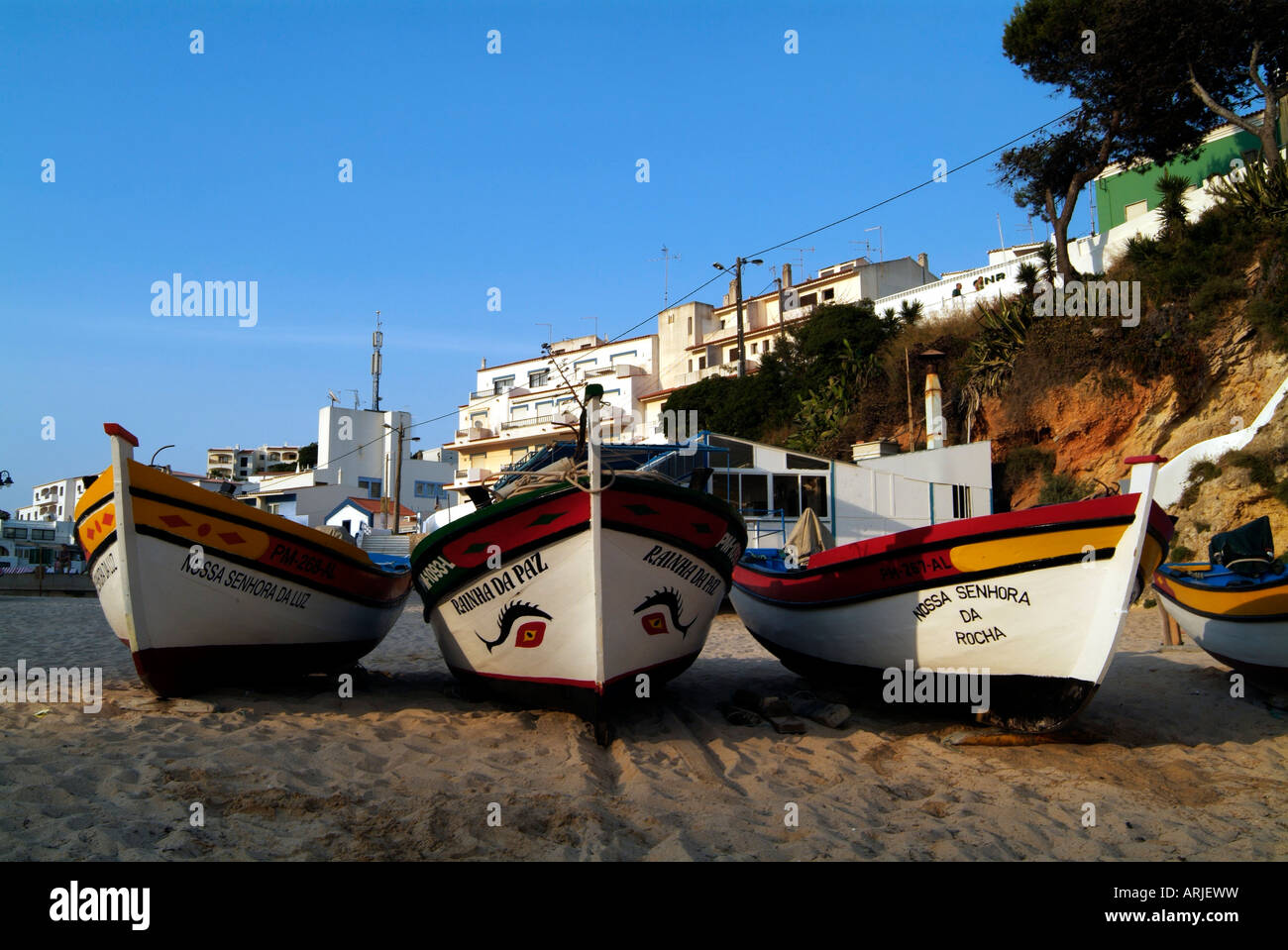 Bateaux de pêche sur la plage, Carvoeiro, Algarve, Portugal Banque D'Images