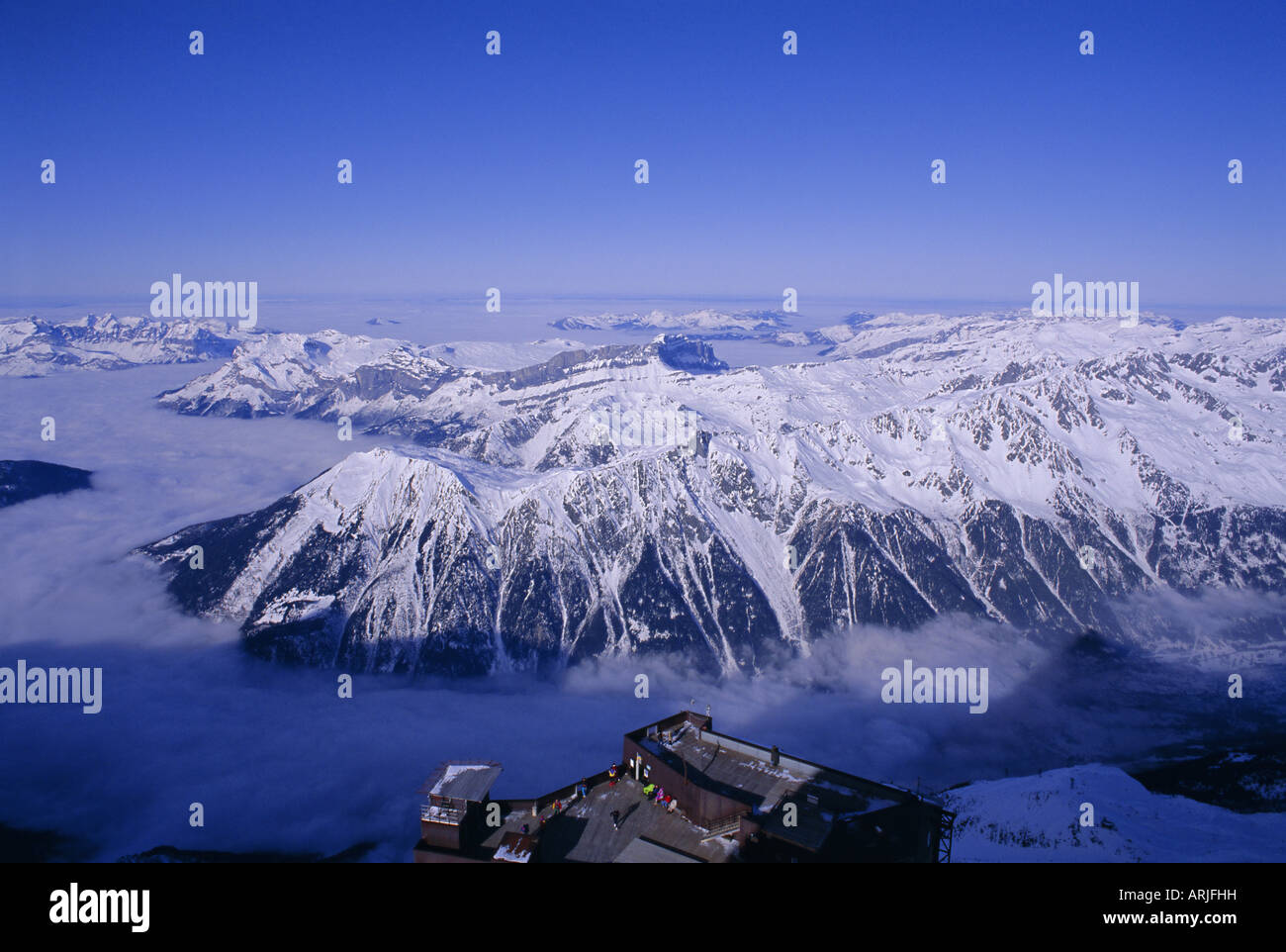 Vue sur le Grand Massif et la station de ski de Flaine, Aguile du Midi, Chamonix, Savoie, Alpes, France, Europe Banque D'Images