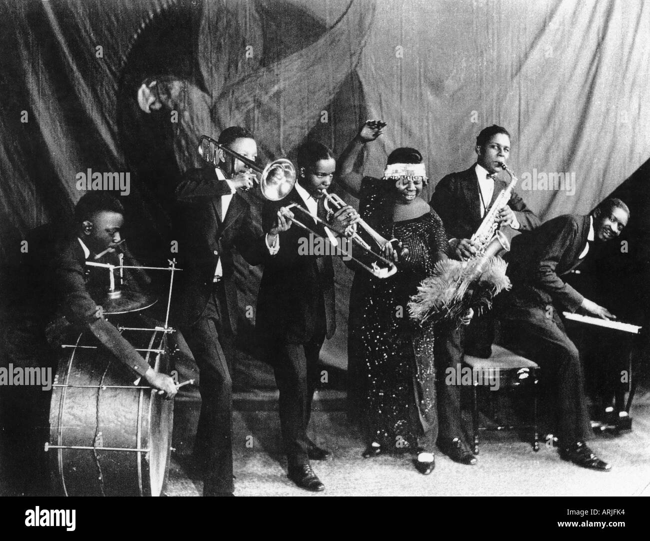 GERTRUDE 'MA' RAINEY (1886-1939) chanteur de blues américain The Wild Cats Jazz Band vers 1928. Le fondateur du groupe, Thomas Dorsey, est au piano. Banque D'Images