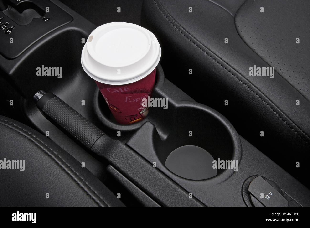 2008 Volkswagen Bettle S en rouge - Support de tasse avec Prop Banque D'Images