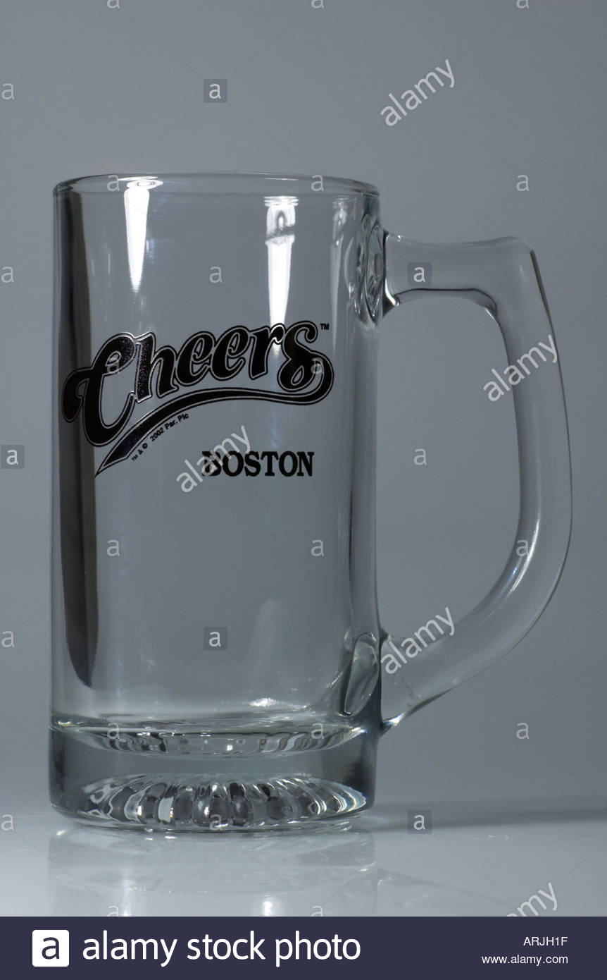 Un verre de bière avec un logo sitcom Cheers Banque D'Images
