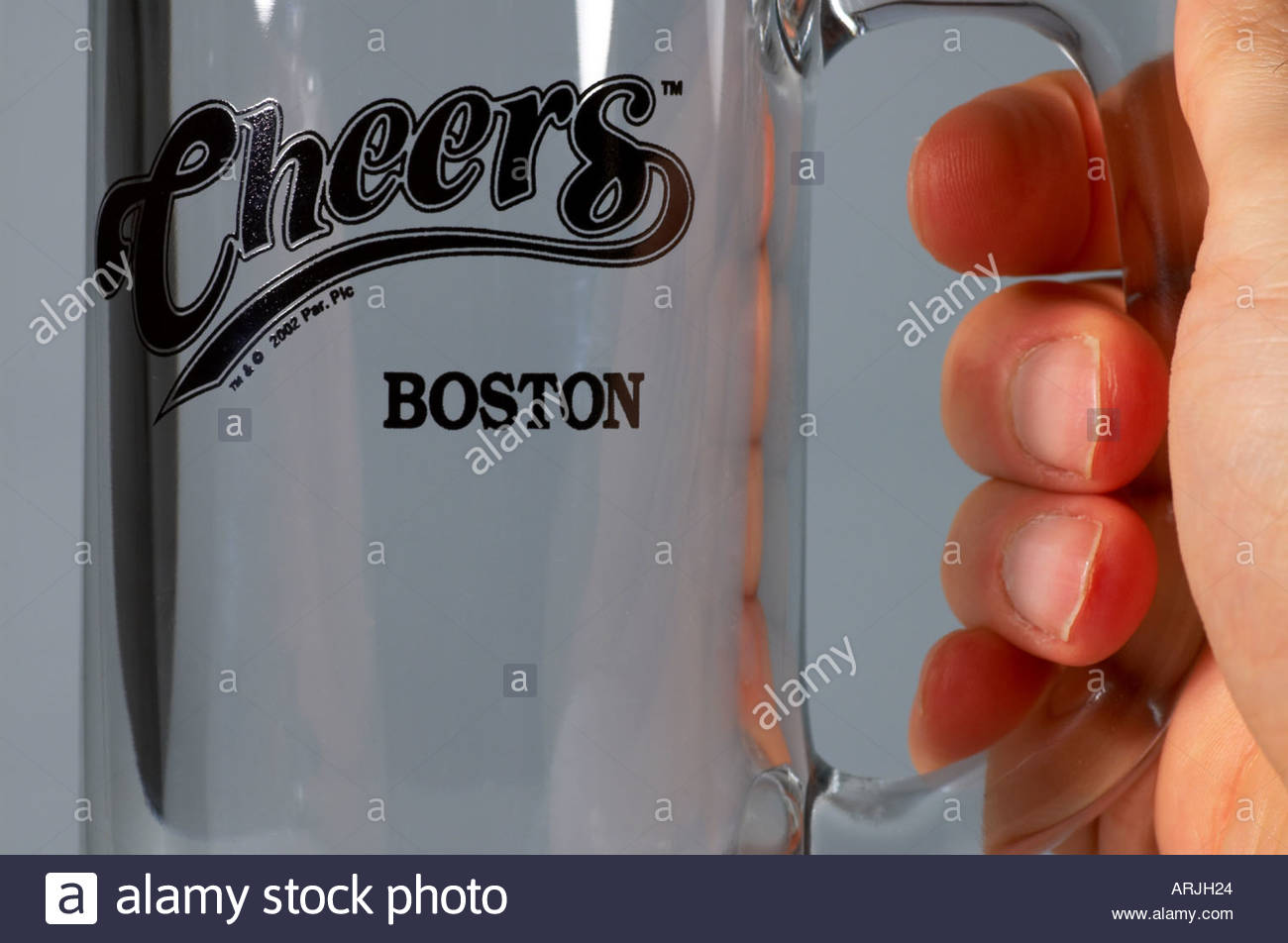 Tenant un verre de bière avec le logo sitcom Cheers Banque D'Images