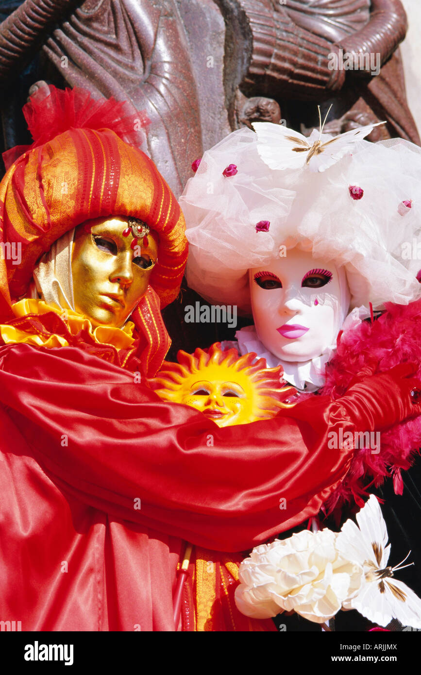 Les gens qui portent des costumes de carnaval masqué, Carnaval de Venise, Venise, Vénétie, Italie Banque D'Images