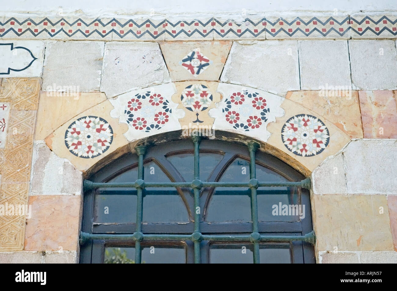 Bordure de fenêtre, ancienne maison, al-Hamidiyya souk de Damas, en Syrie, au Moyen-Orient. DSC 5714 Banque D'Images