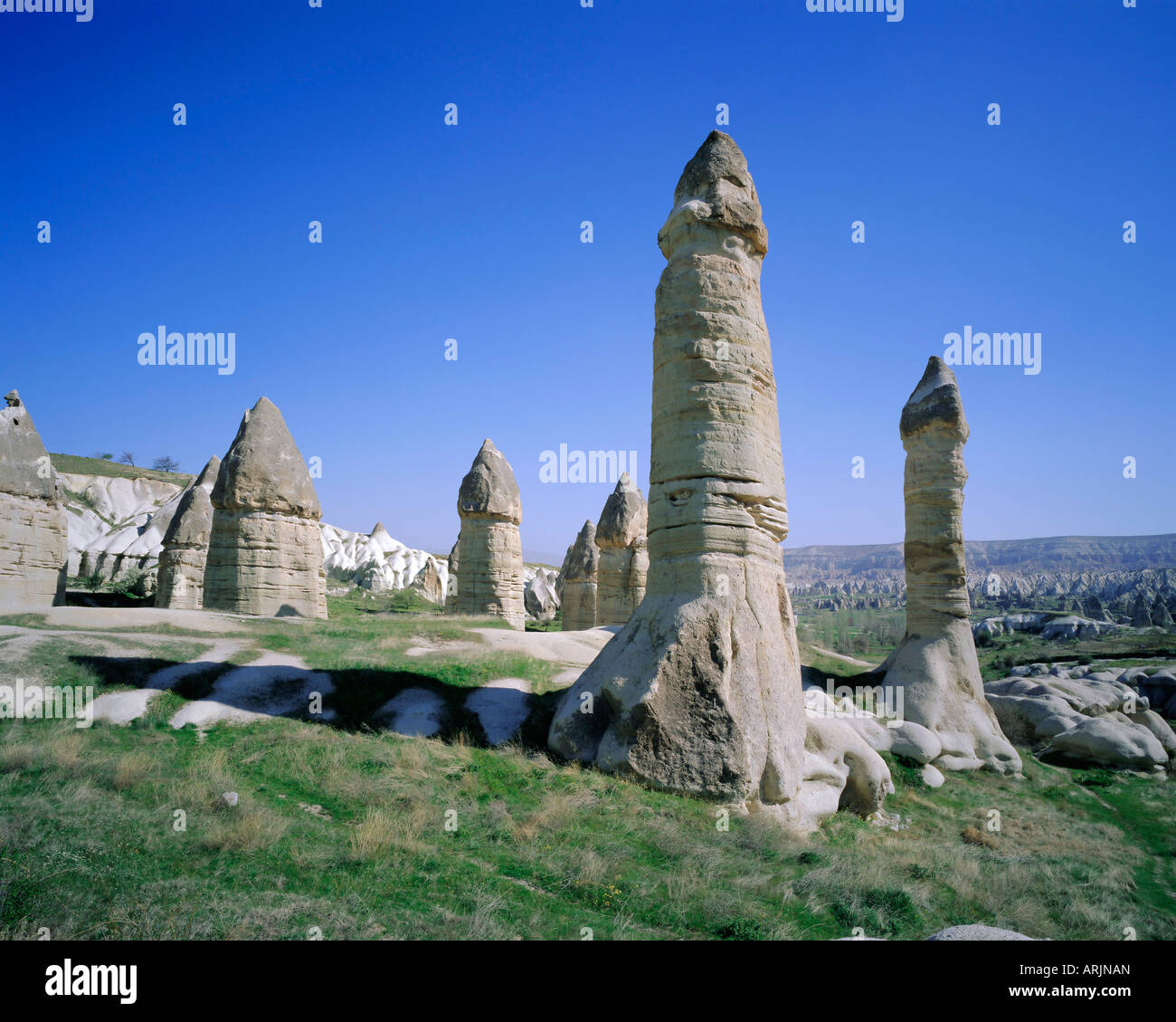 Rock formations résultant de l'érosion différentielle, la vallée de Göreme, Cappadoce, Turquie, l'Eurasie Banque D'Images