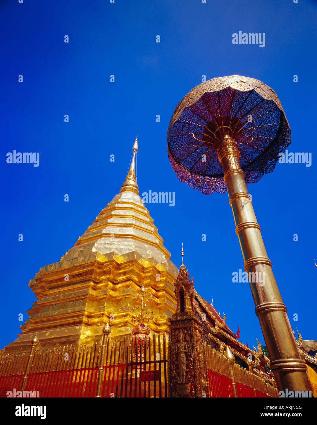 Chedi plaqué cuivre et cinq niveaux de coordination d'or. Un style Lanna, Wat Phrathat Doi Suthep, Chiang Mai, Thaïlande Banque D'Images