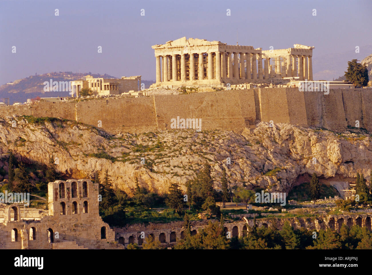 Vue sur le Parthénon et l'Acropole vu de Filopappos Hill, Athènes, Grèce Banque D'Images