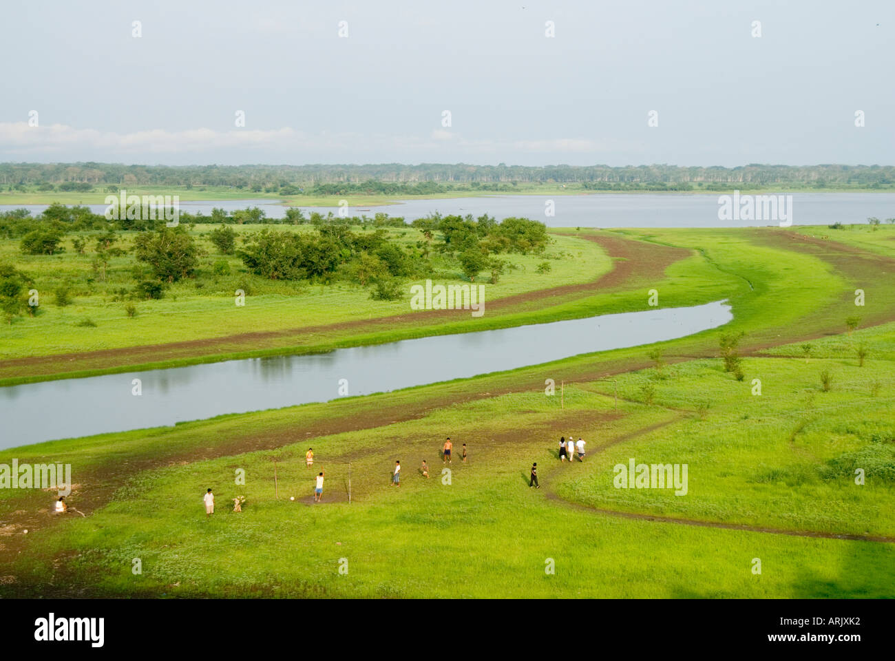 Vue de la rivière Itaya' à partir de 'Le Boulivard' sur le bord de la rivière dans la jungle ville d'Iquitos. Loreto, le Pérou. Banque D'Images Vue de la rivière Itaya' à partir de 'Le Boulivard' sur le bord de la rivière dans la jungle ville d'Iquitos. Loreto, le Pérou. Banque D'Images