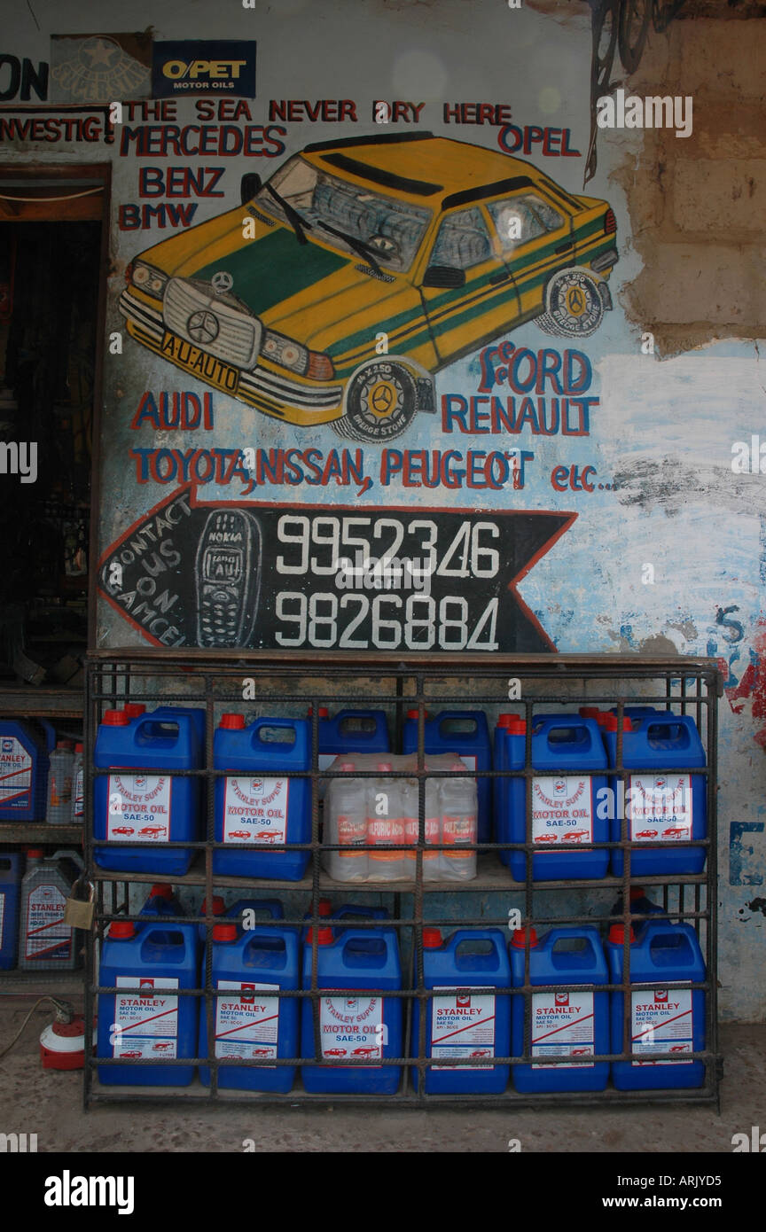 Mécanicien. Boutique art avant travaux en Gambie, Afrique de l'Ouest. Le secteur de la vente au détail de la publicité que la boutique appartient. Banque D'Images