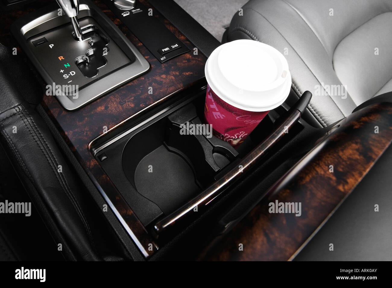 2008 Toyota Landcruiser en rouge - Support de tasse avec Prop Banque D'Images