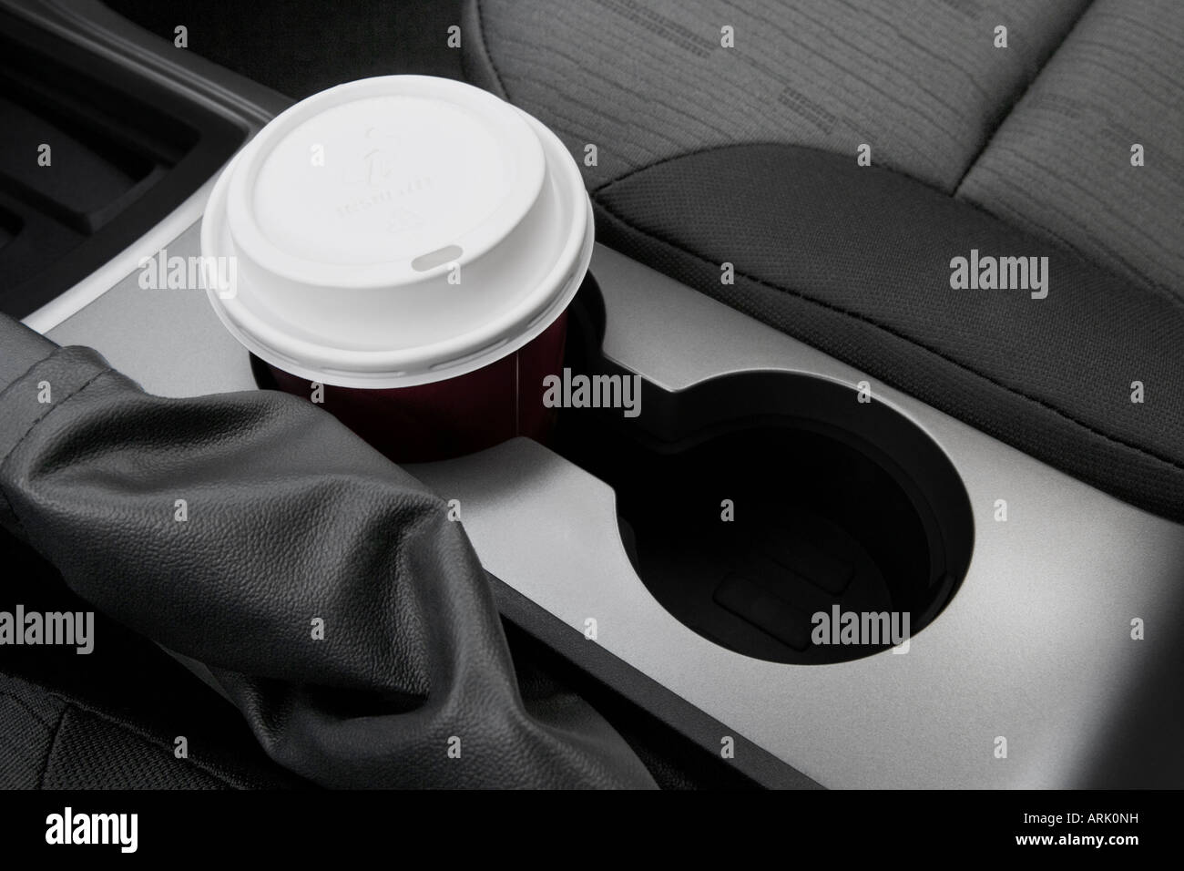 Ford FOCUS SE 2008 en rouge - Support de tasse avec Prop Banque D'Images