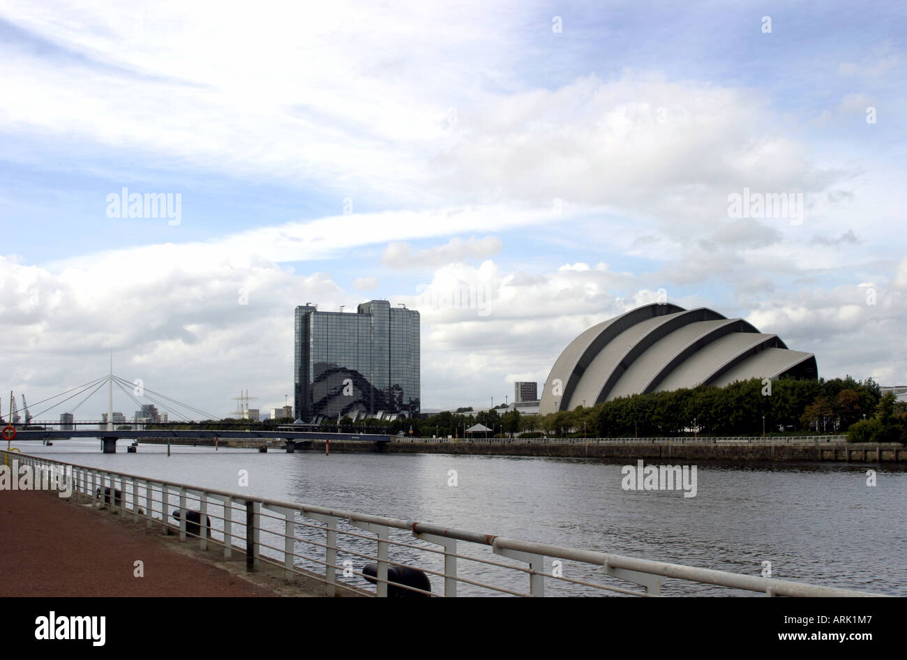 Sonnerie Bridge Crowne Plaza Hotel Clyde Auditorium et la rivière Clyde Glasgow Ecosse Banque D'Images