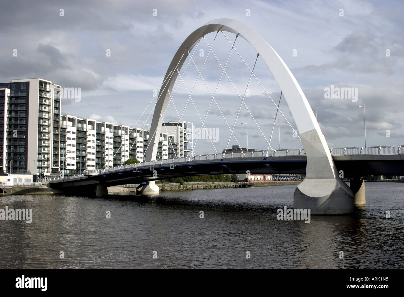 Nouveau pont routier sur la rivière Clyde Glasgow qui a ouvert ses portes en septembre 2006 Banque D'Images