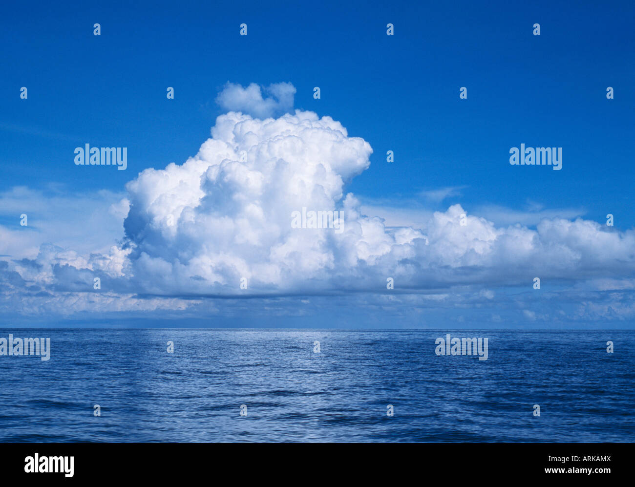 Les nuages et la mer, Sabah, Bornéo, Malaisie Orientale Banque D'Images