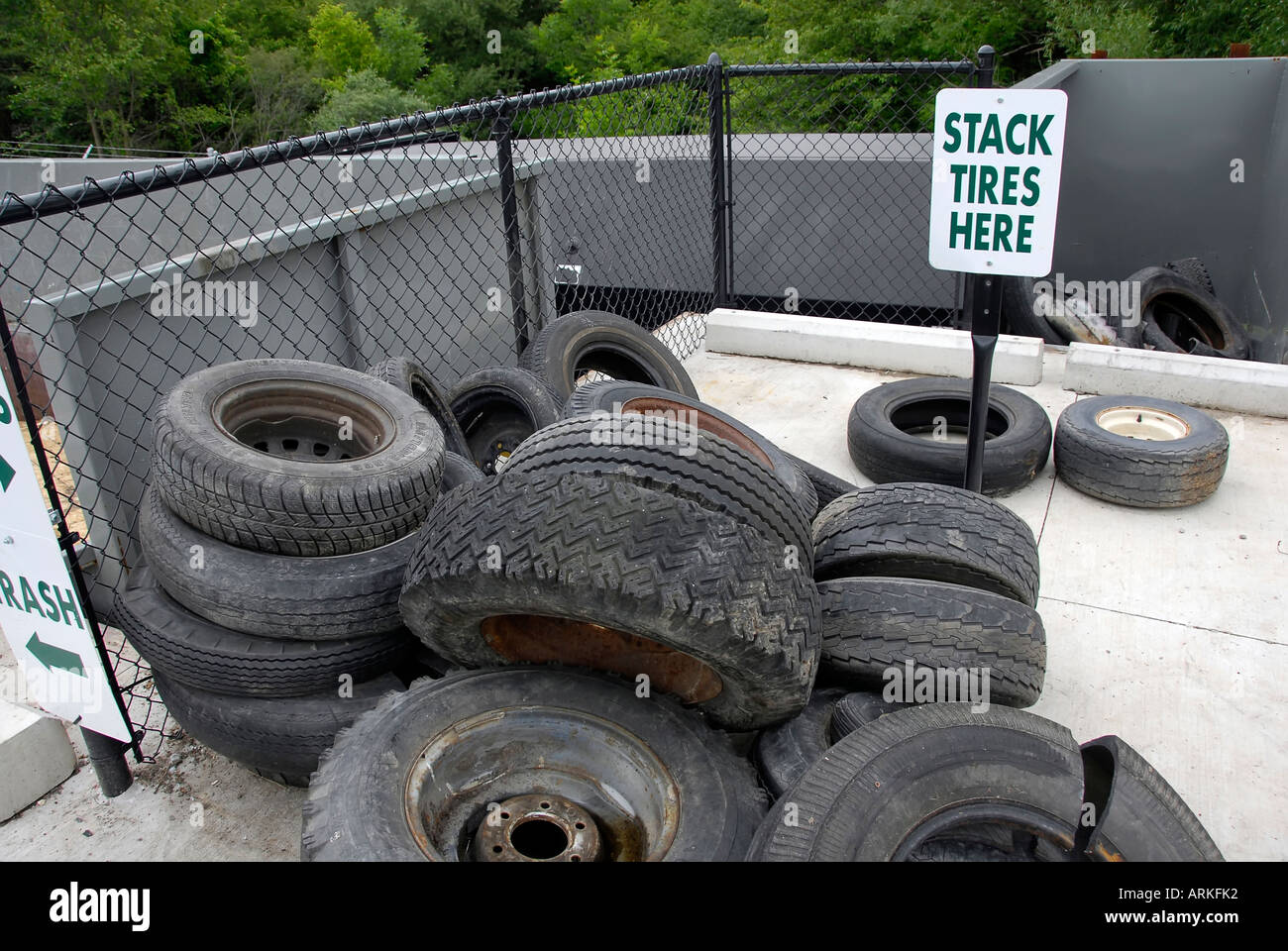 Station de recyclage à une décharge publique recueille des produits réutilisables Banque D'Images