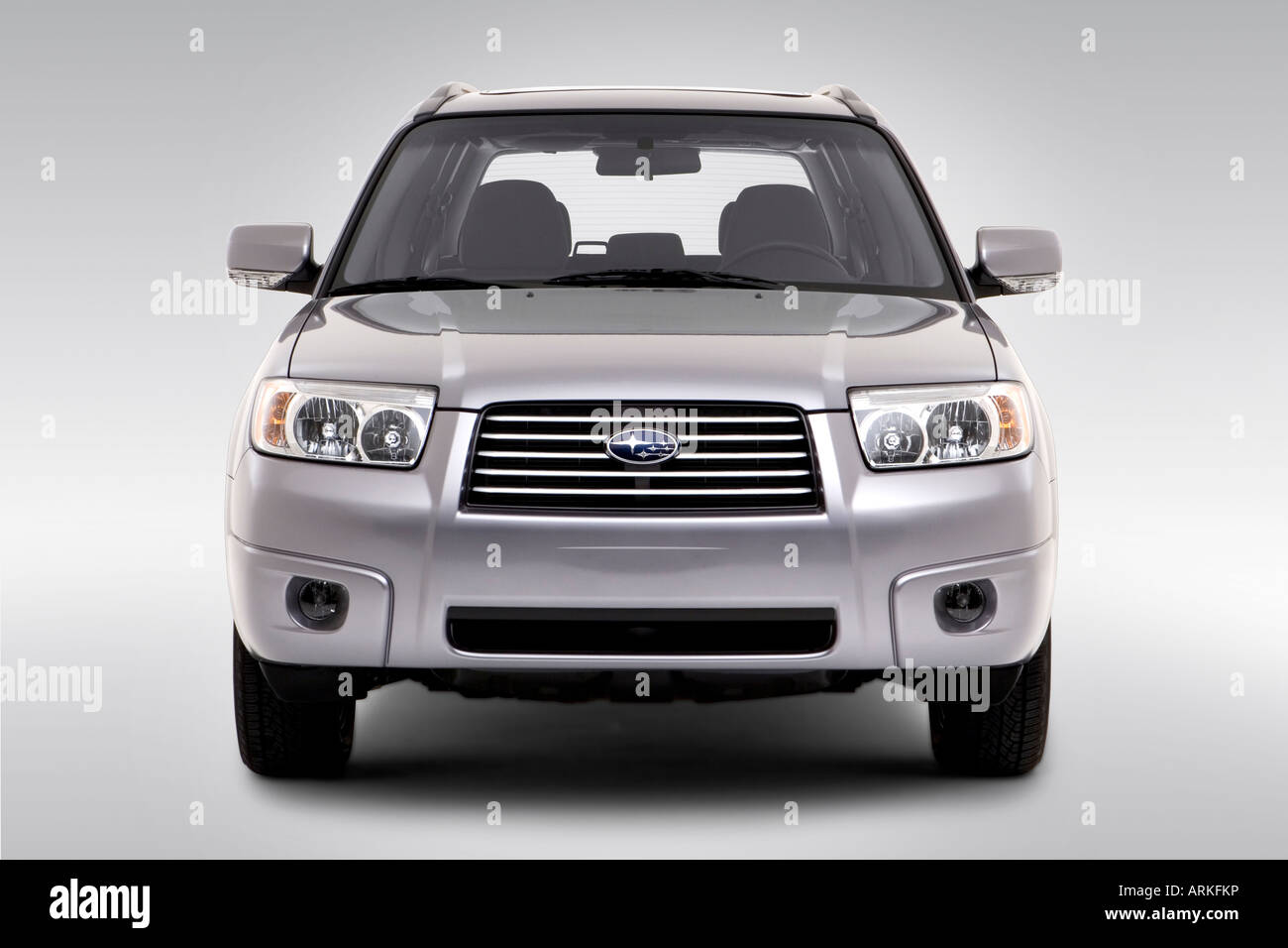 2008 Subaru Forester 2.5 X Prime en argent - Low/large front Banque D'Images