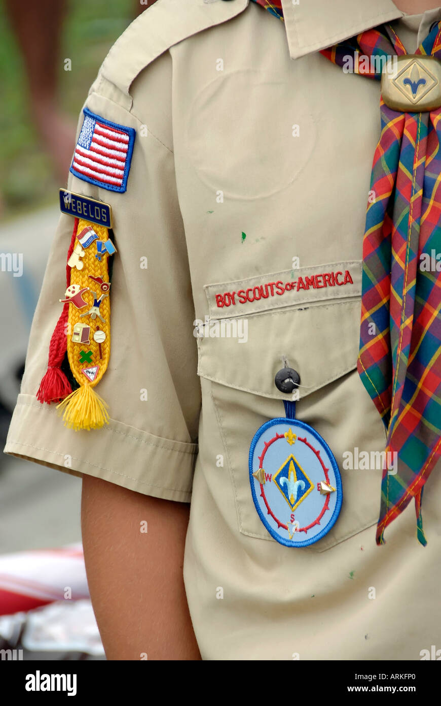 Cub Scouts d'Amérique participer en marchant dans un défilé Banque D'Images